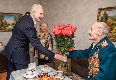 Участника Великой Отечественной войны Анатолия Олейниченко поздравил с 9 мая Андрей Иванов