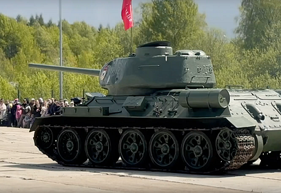 Танк Т-34 и самоходка СУ-76 показали свои возможности гостям Центрального парка Патриот
