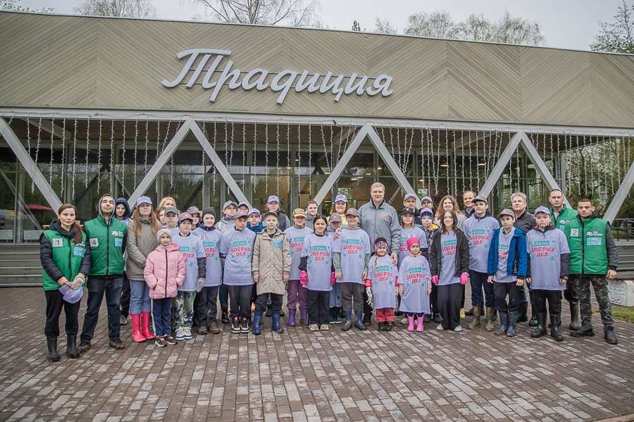 Молодые липы и яблони высадил Андрей Иванов вместе с учениками Захаровской школы в ходе акции «Доброе дело. Весна»