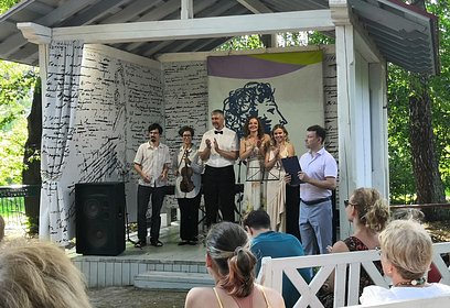 На летней сцене в Захарово продолжается цикл выступлений «Музыкальные вечера в бабушкиной усадьбе»