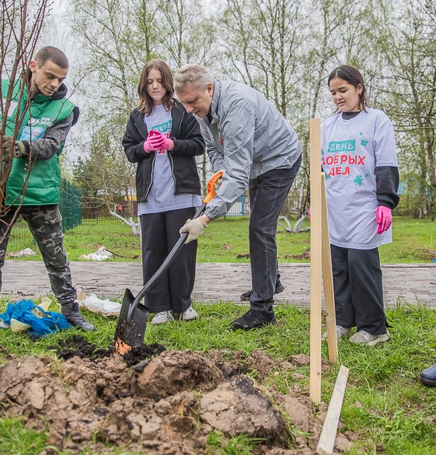 Молодые липы и яблони высадил Андрей Иванов вместе с учениками Захаровской школы в ходе акции «Доброе дело. Весна»