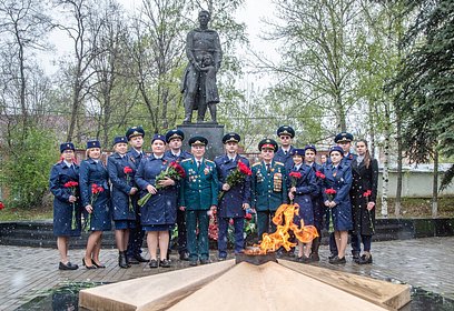 Сотрудники Одинцовской городской прокуратуры вместе с ветеранами возложили цветы к Вечному огню