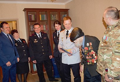 Одинцовские полицейские поздравили ветерана Великой Отечественной войны Ивана Сманцера с Днем Победы