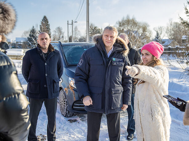 Глава Одинцовского округа осмотрел проблемный участок дороги в деревне Власово Глава Одинцовского округа осмотрел проблемный участок дороги в деревне Власово