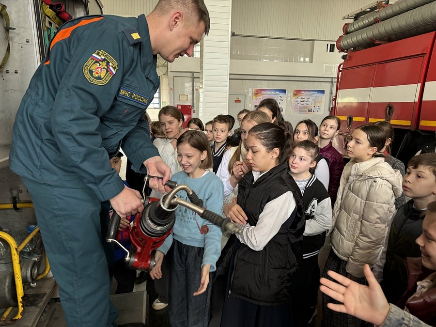 Спасатели Пожарно-спасательной части № 15 ГУ МЧС РФ провели экскурсию для учащихся Горковской школы